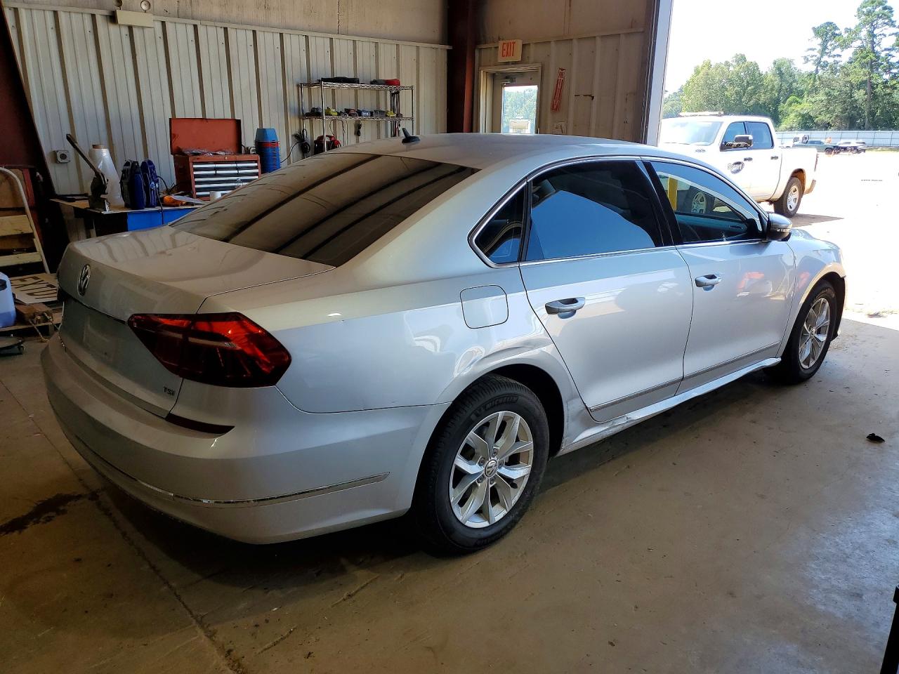 2017 VOLKSWAGEN PASSAT