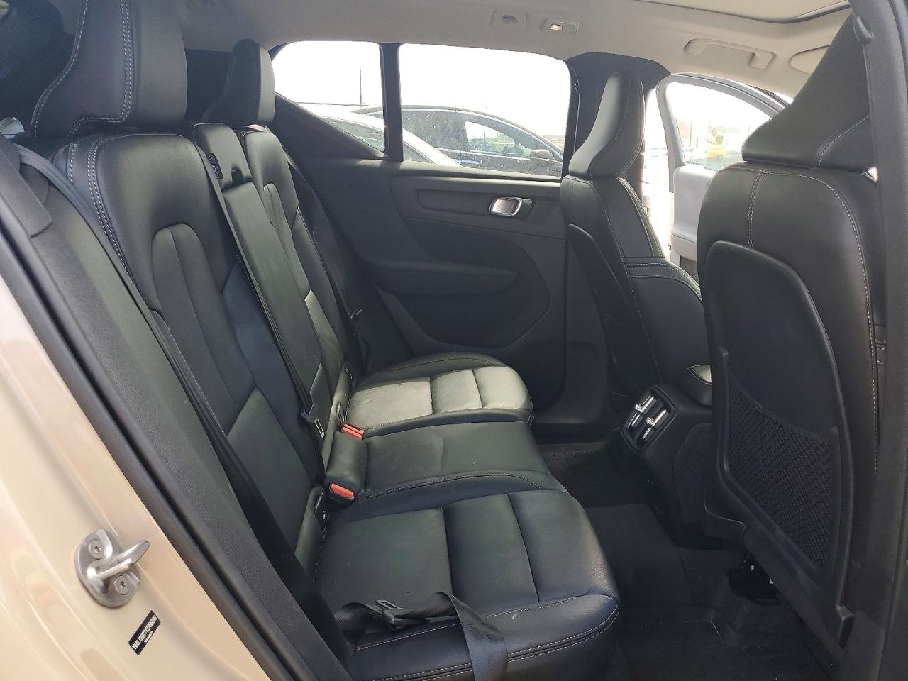 2026 VOLVO XC40