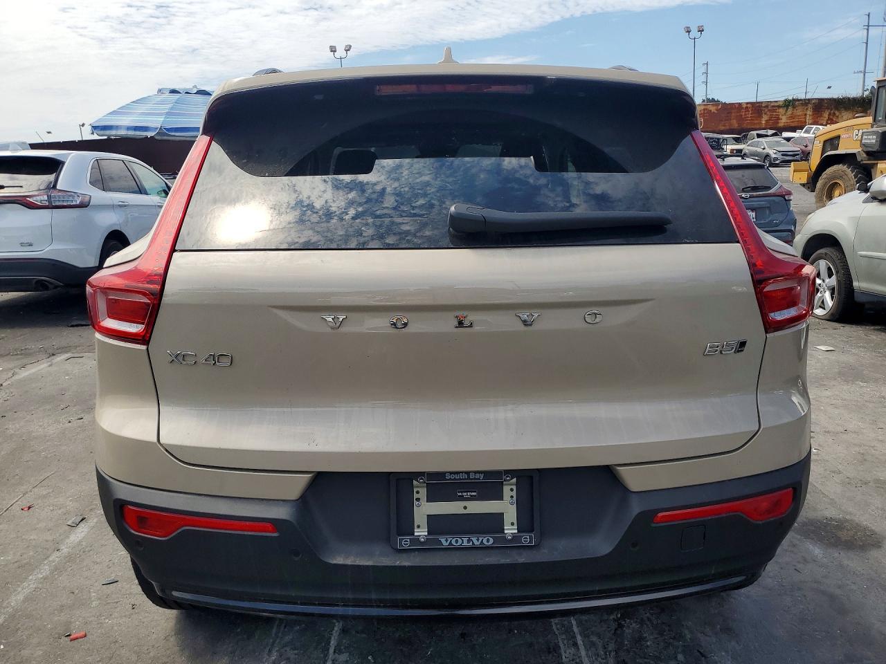 2026 VOLVO XC40