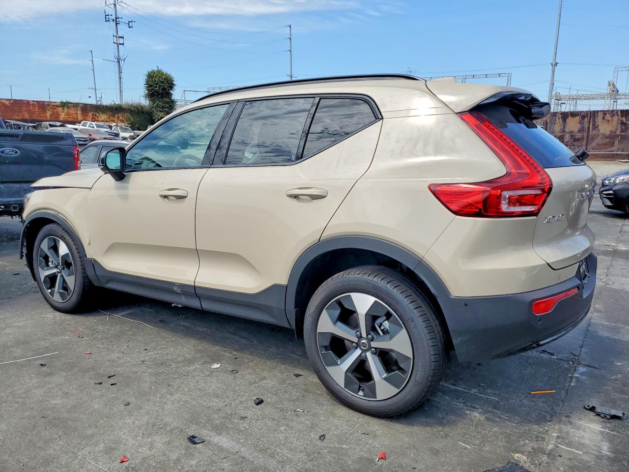 2026 VOLVO XC40