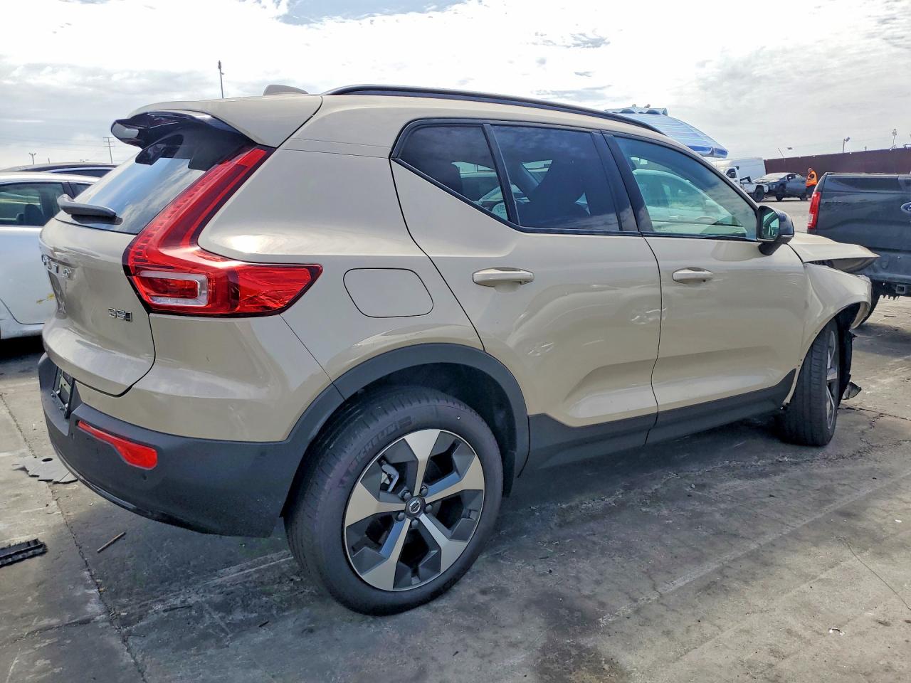 2026 VOLVO XC40
