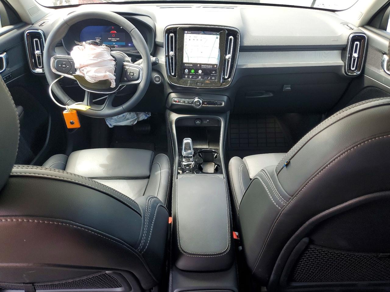 2026 VOLVO XC40