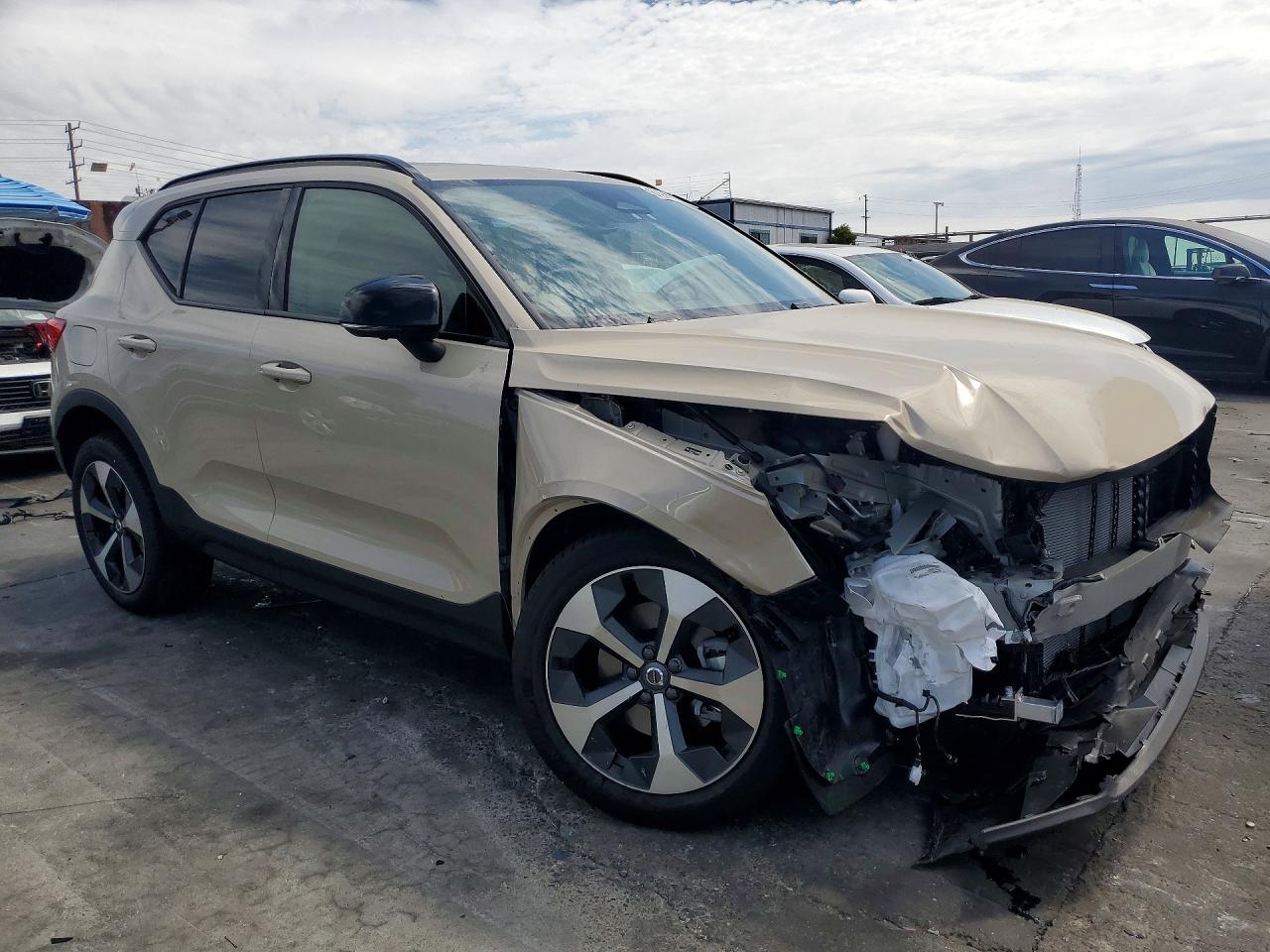 2026 VOLVO XC40