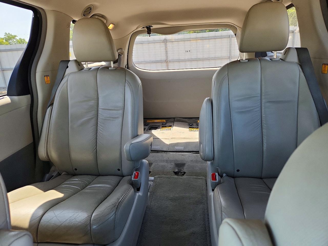 2012 TOYOTA SIENNA