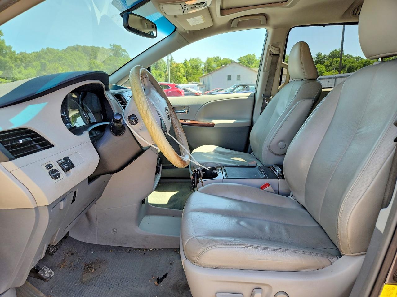 2012 TOYOTA SIENNA
