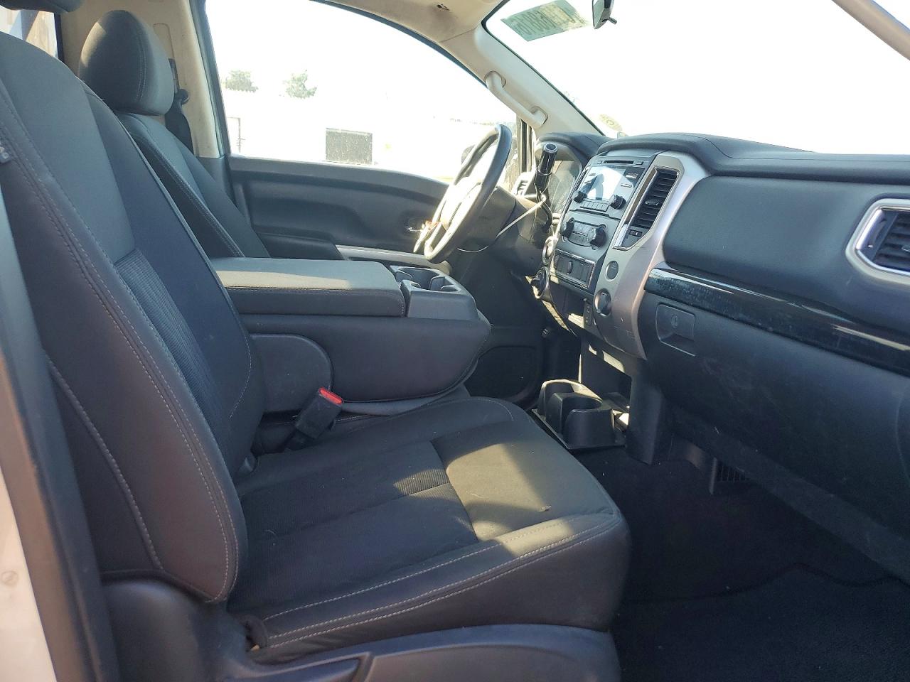 2017 NISSAN TITAN
