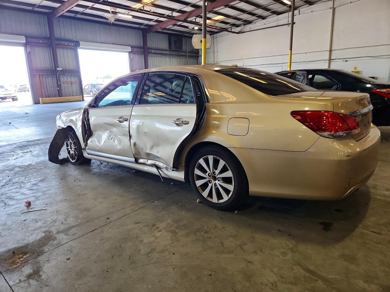 2011 TOYOTA AVALON