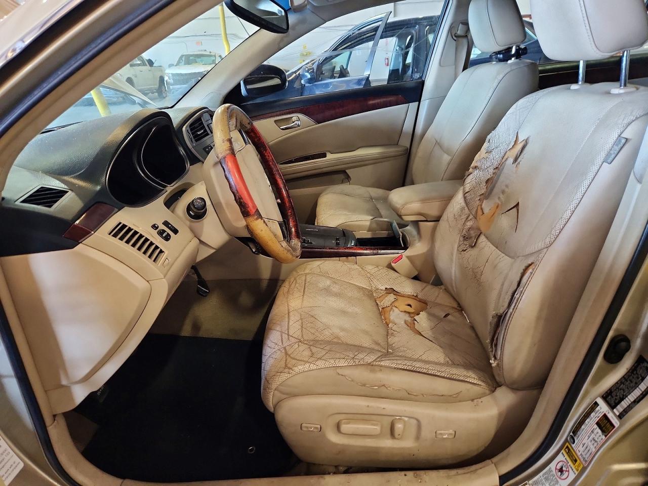 2011 TOYOTA AVALON