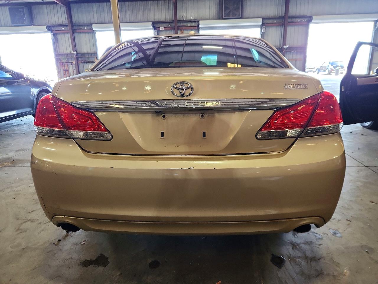 2011 TOYOTA AVALON