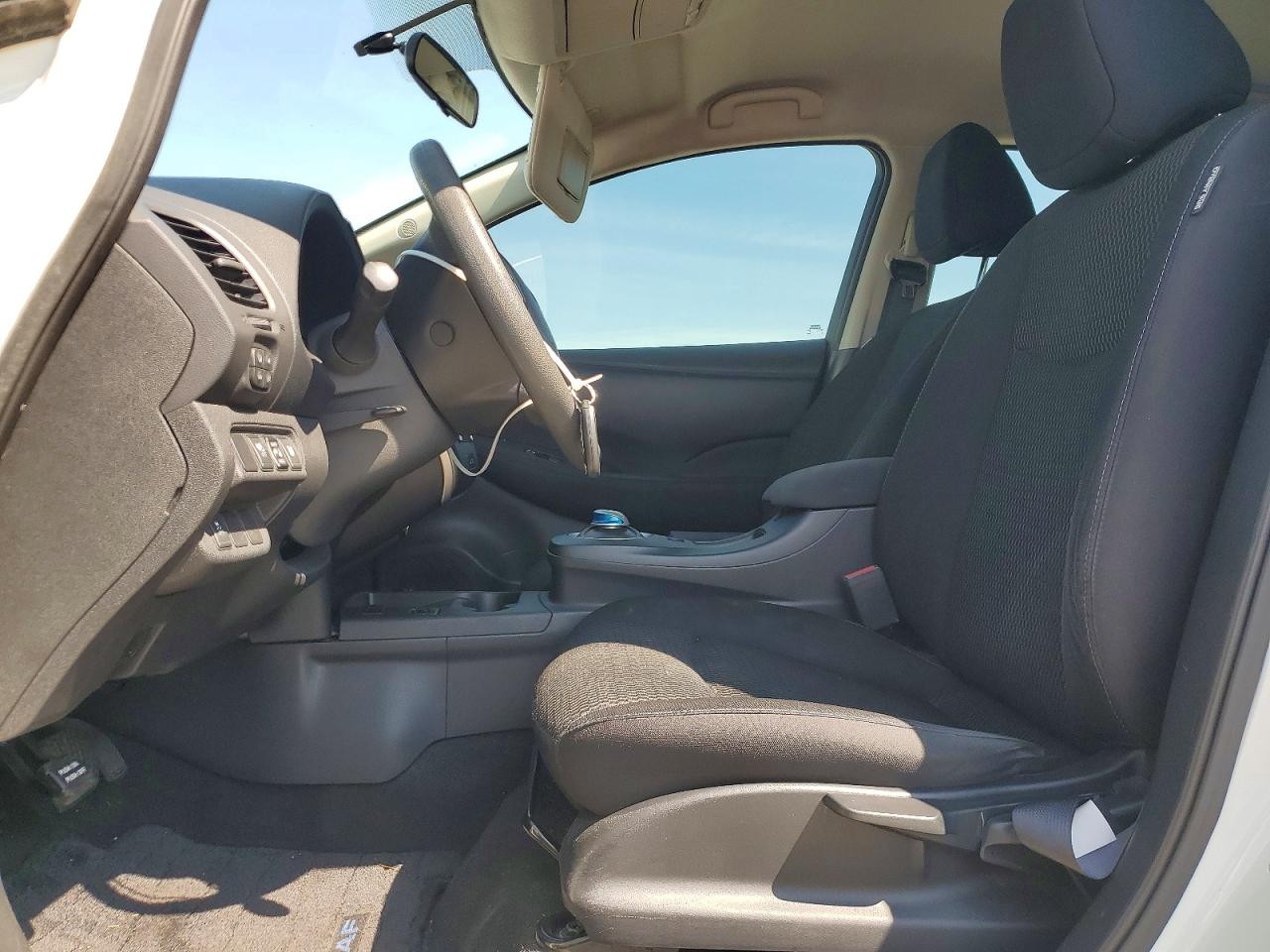 2017 NISSAN LEF