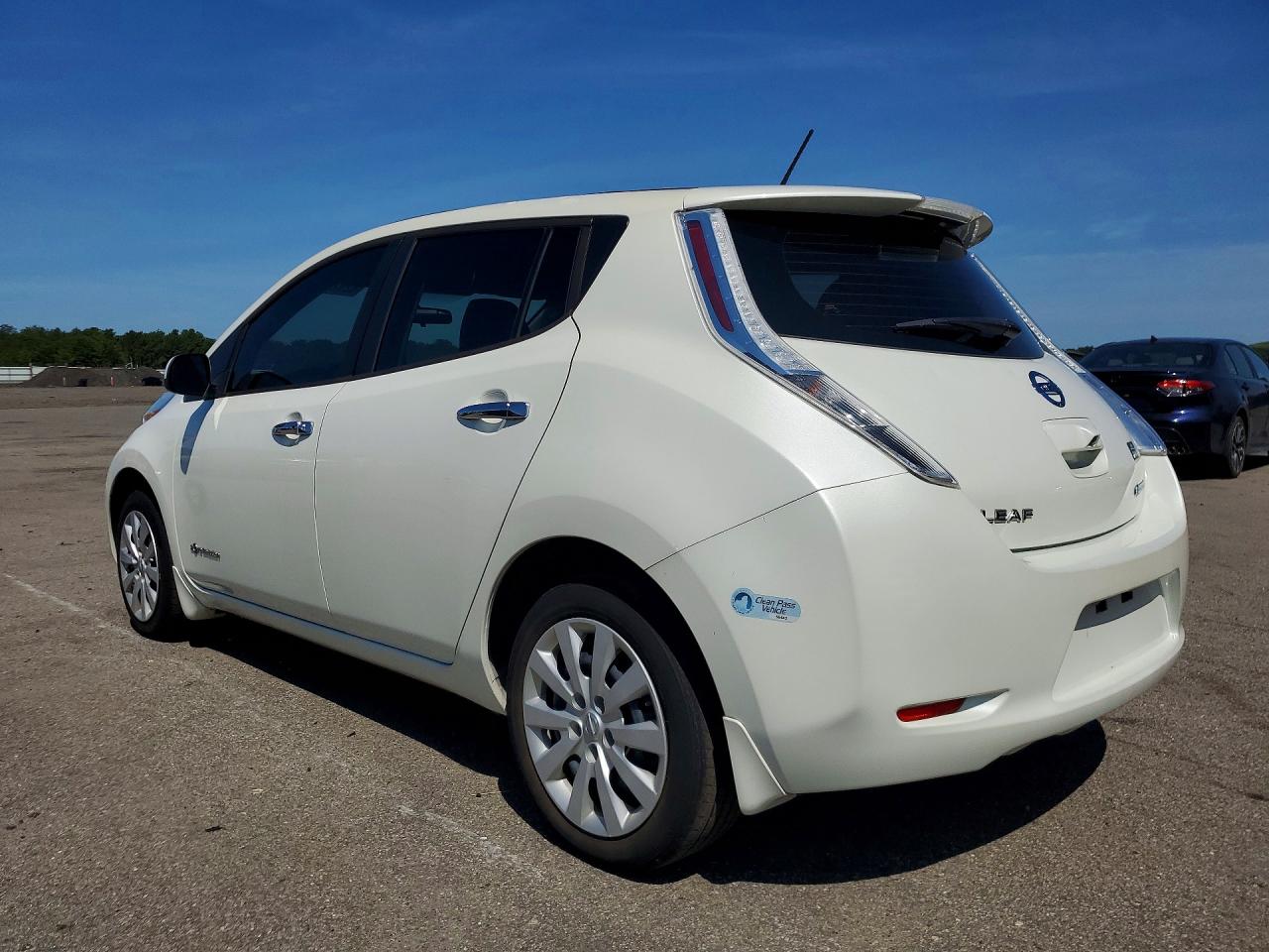 2017 NISSAN LEF