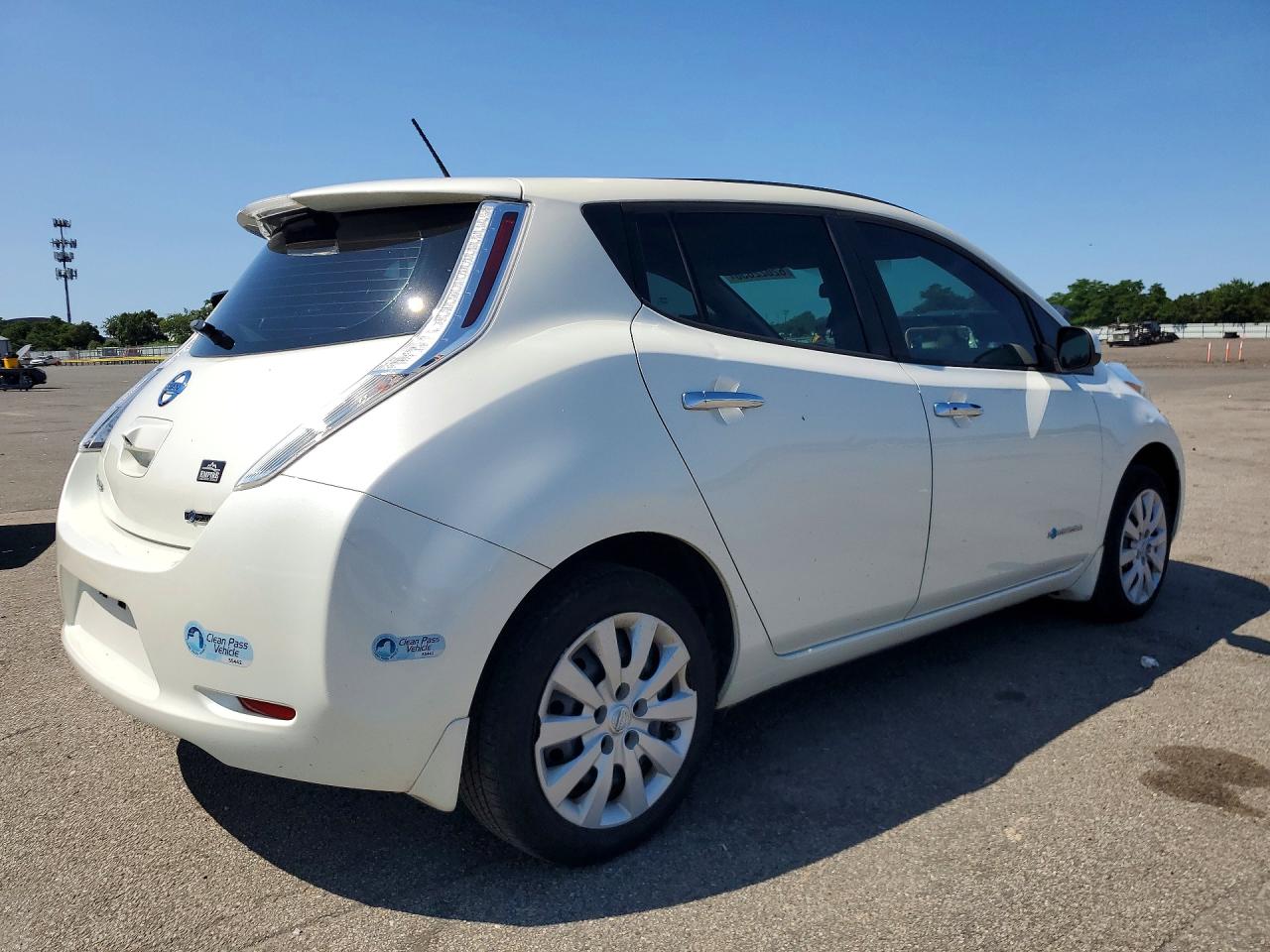 2017 NISSAN LEF