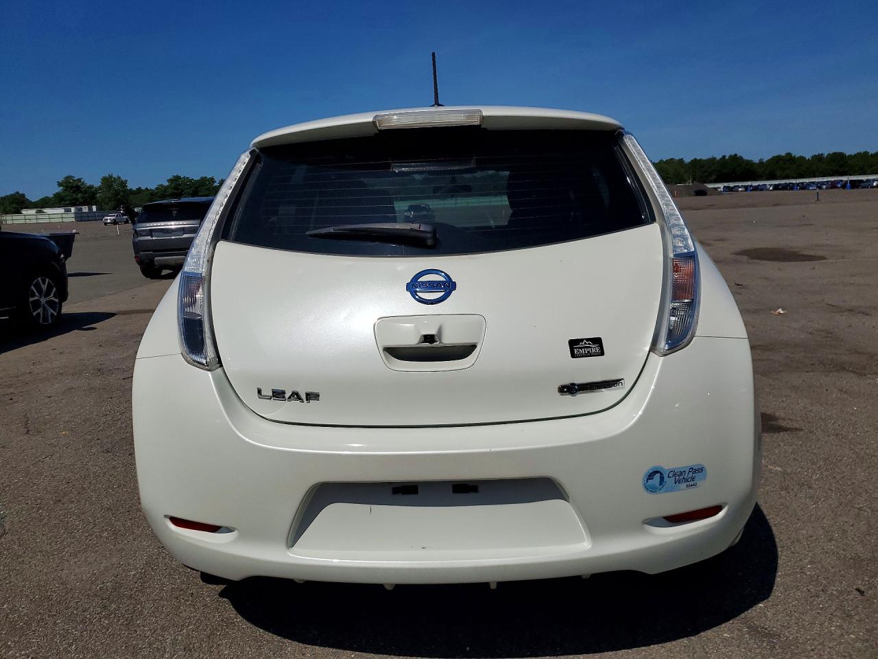 2017 NISSAN LEF