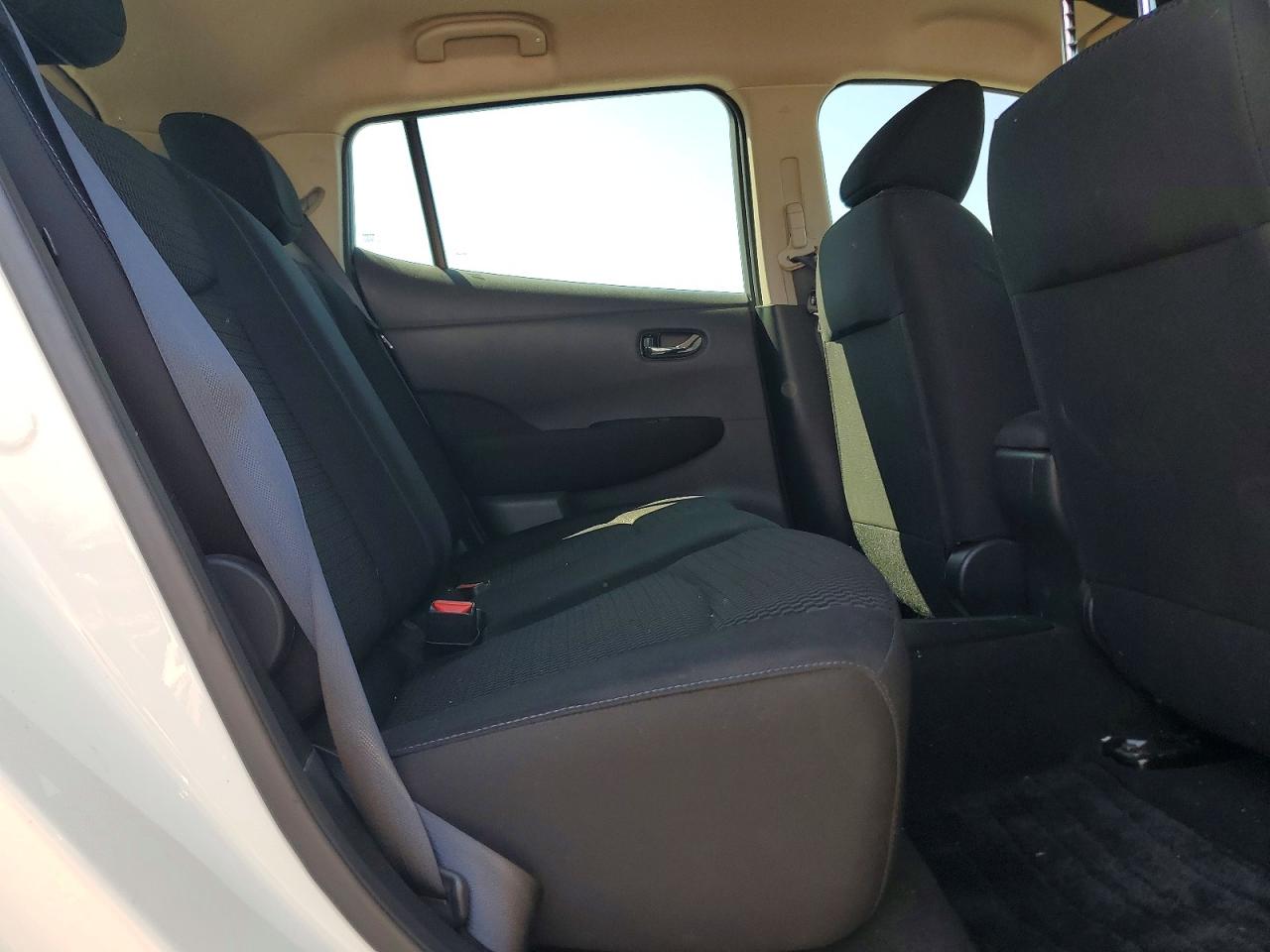 2017 NISSAN LEF
