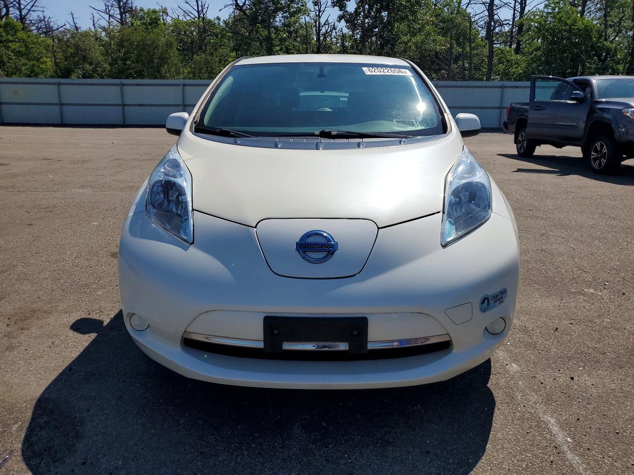 2017 NISSAN LEF