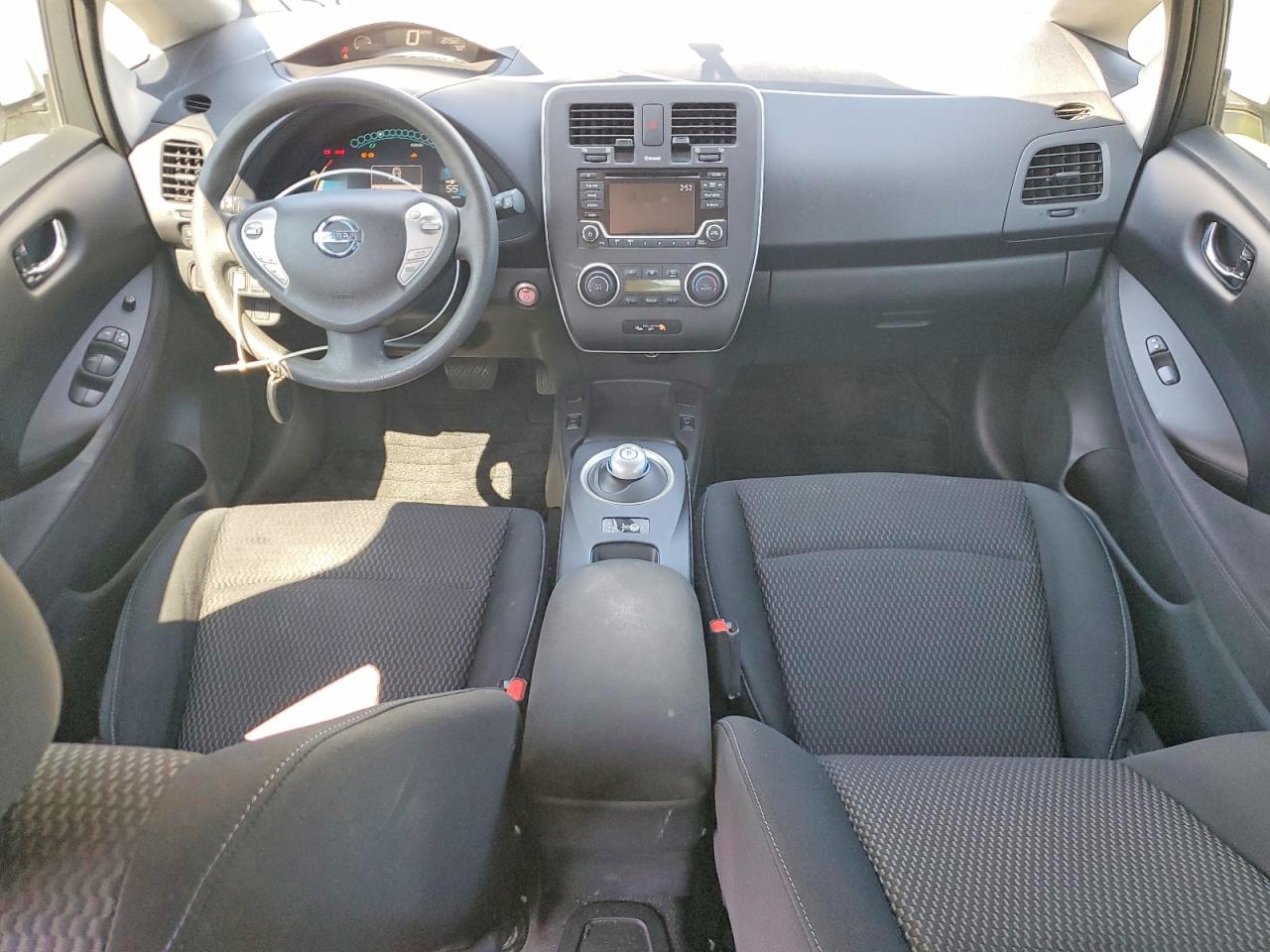 2017 NISSAN LEF