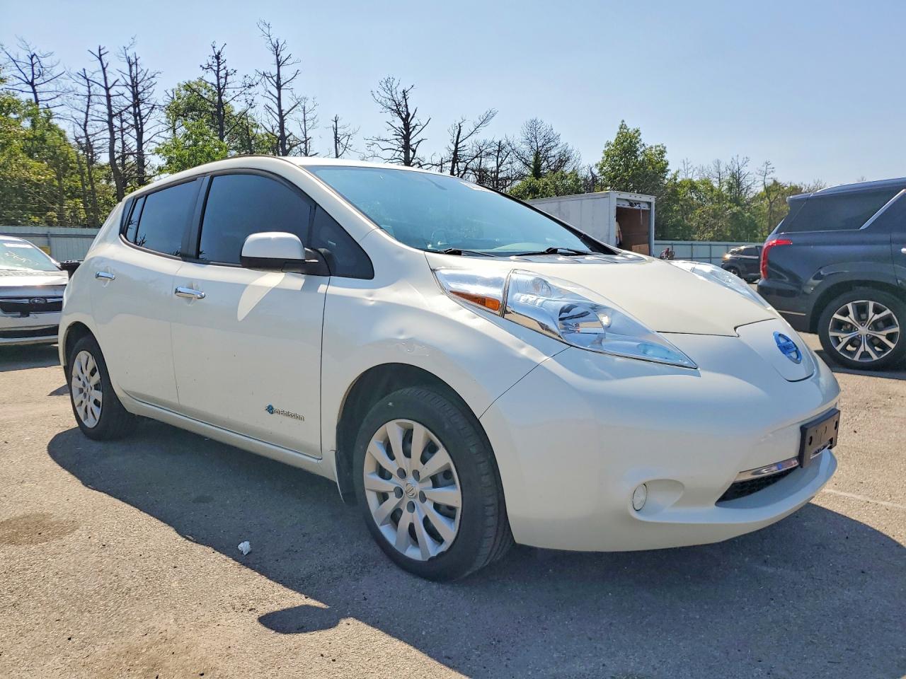 2017 NISSAN LEF