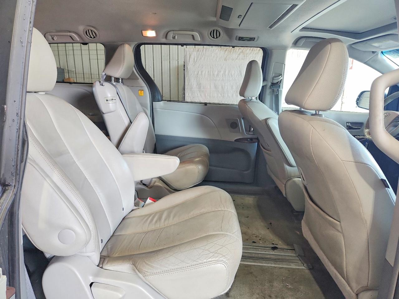 2012 TOYOTA SIENNA