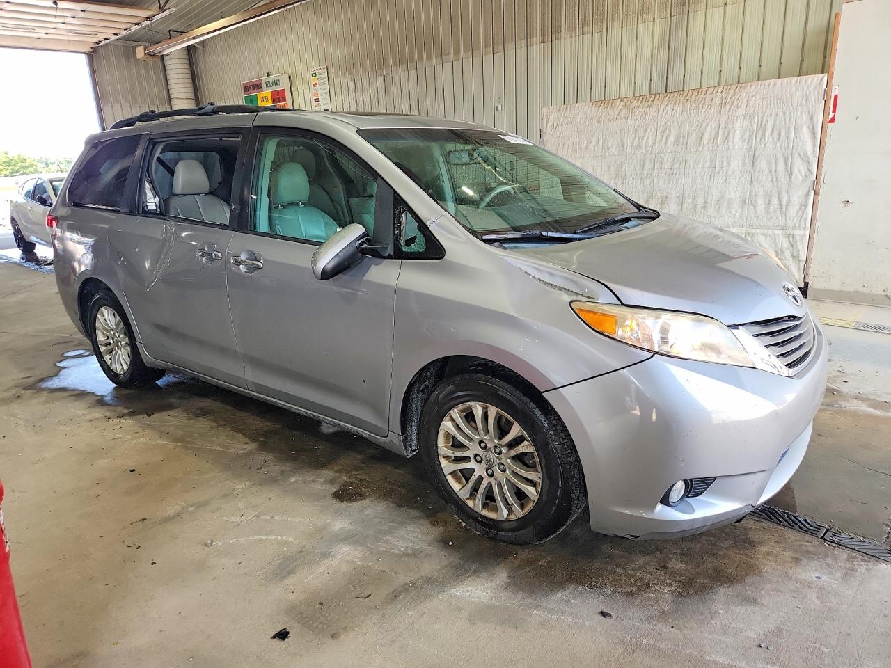 2012 TOYOTA SIENNA