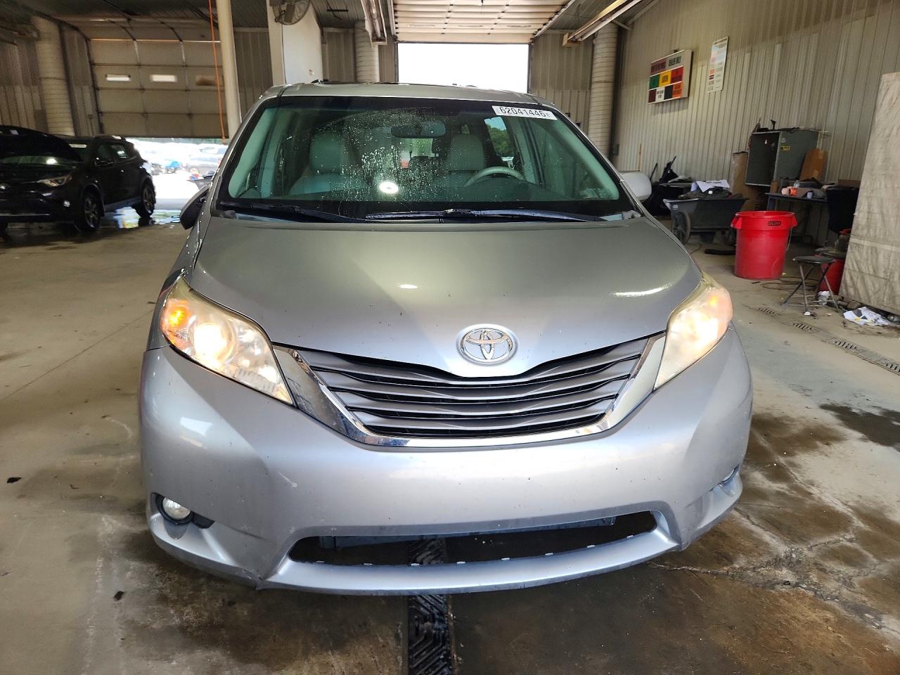 2012 TOYOTA SIENNA