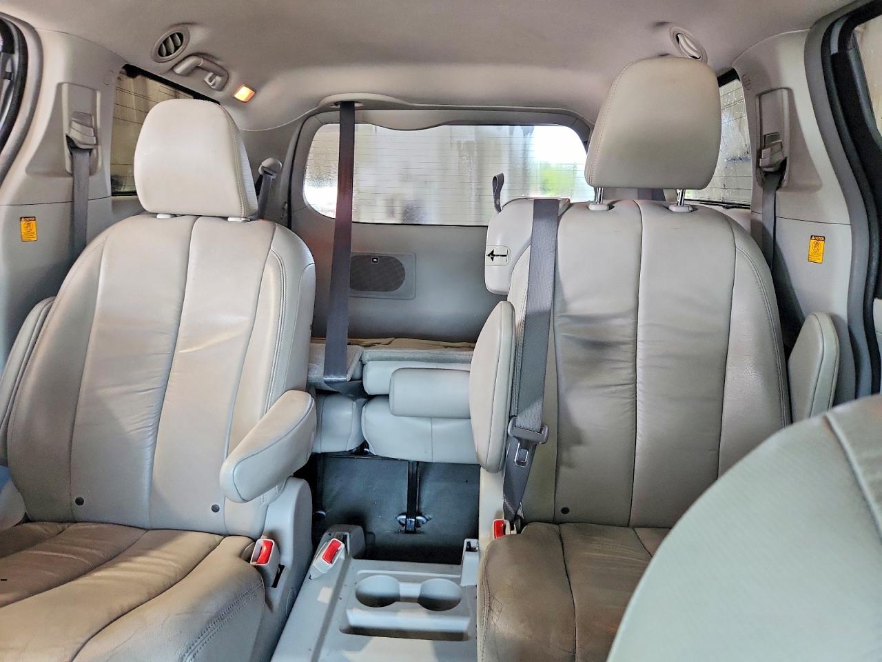 2012 TOYOTA SIENNA