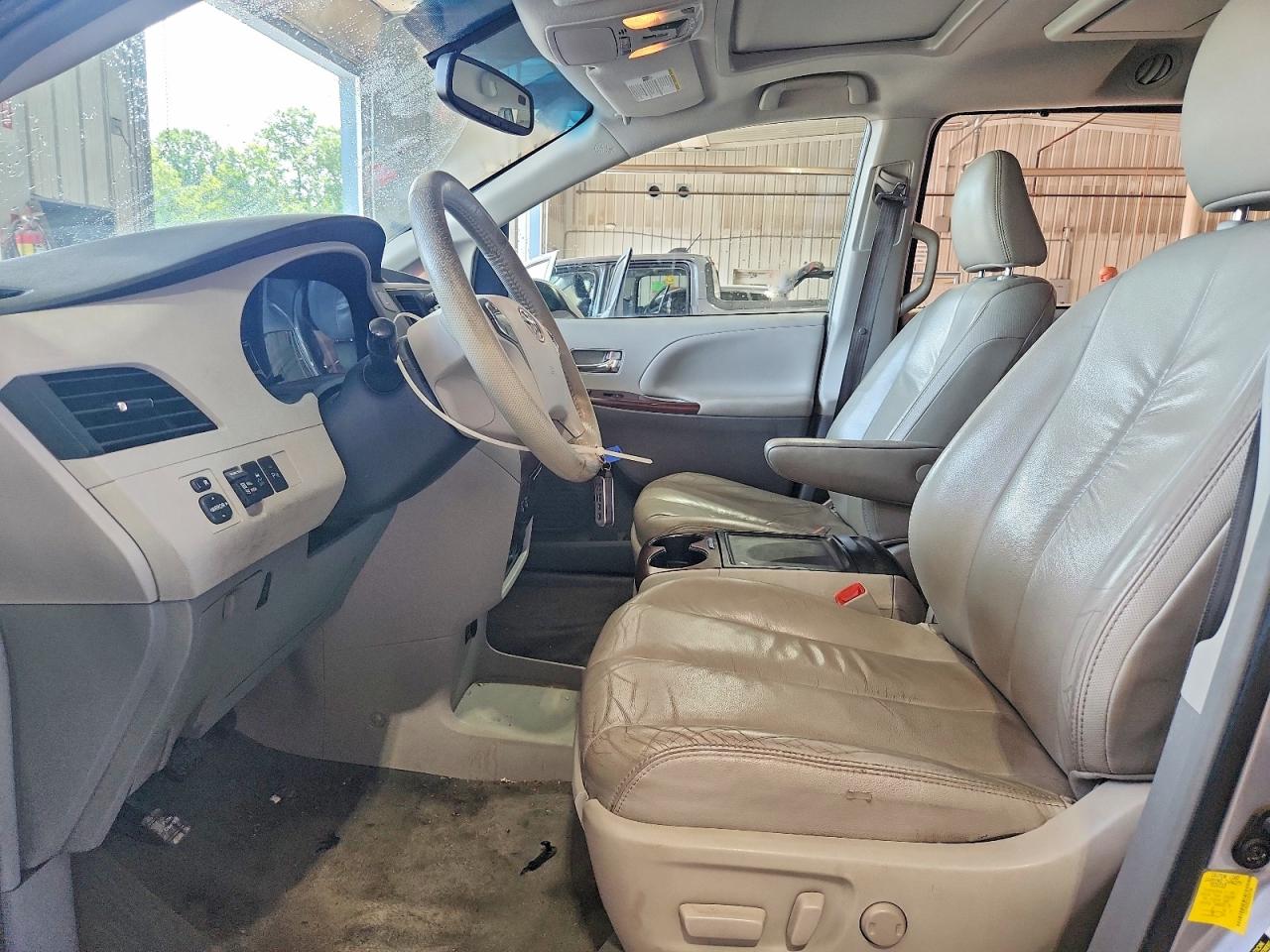 2012 TOYOTA SIENNA