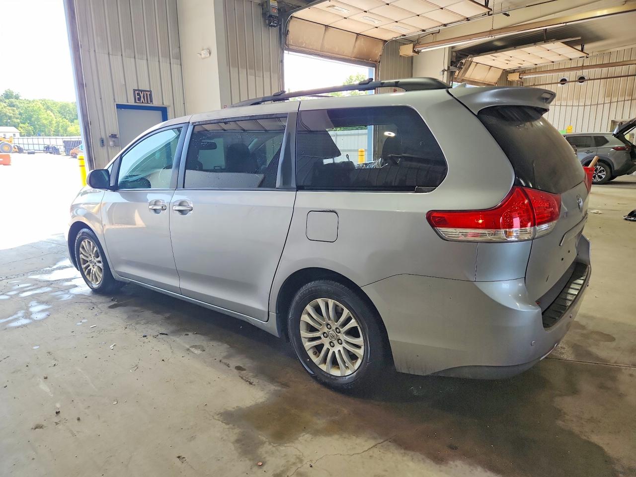 2012 TOYOTA SIENNA