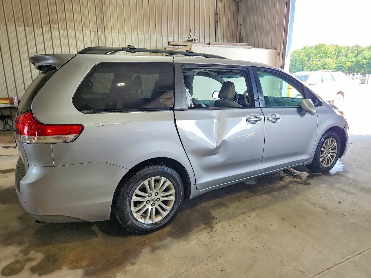 2012 TOYOTA SIENNA