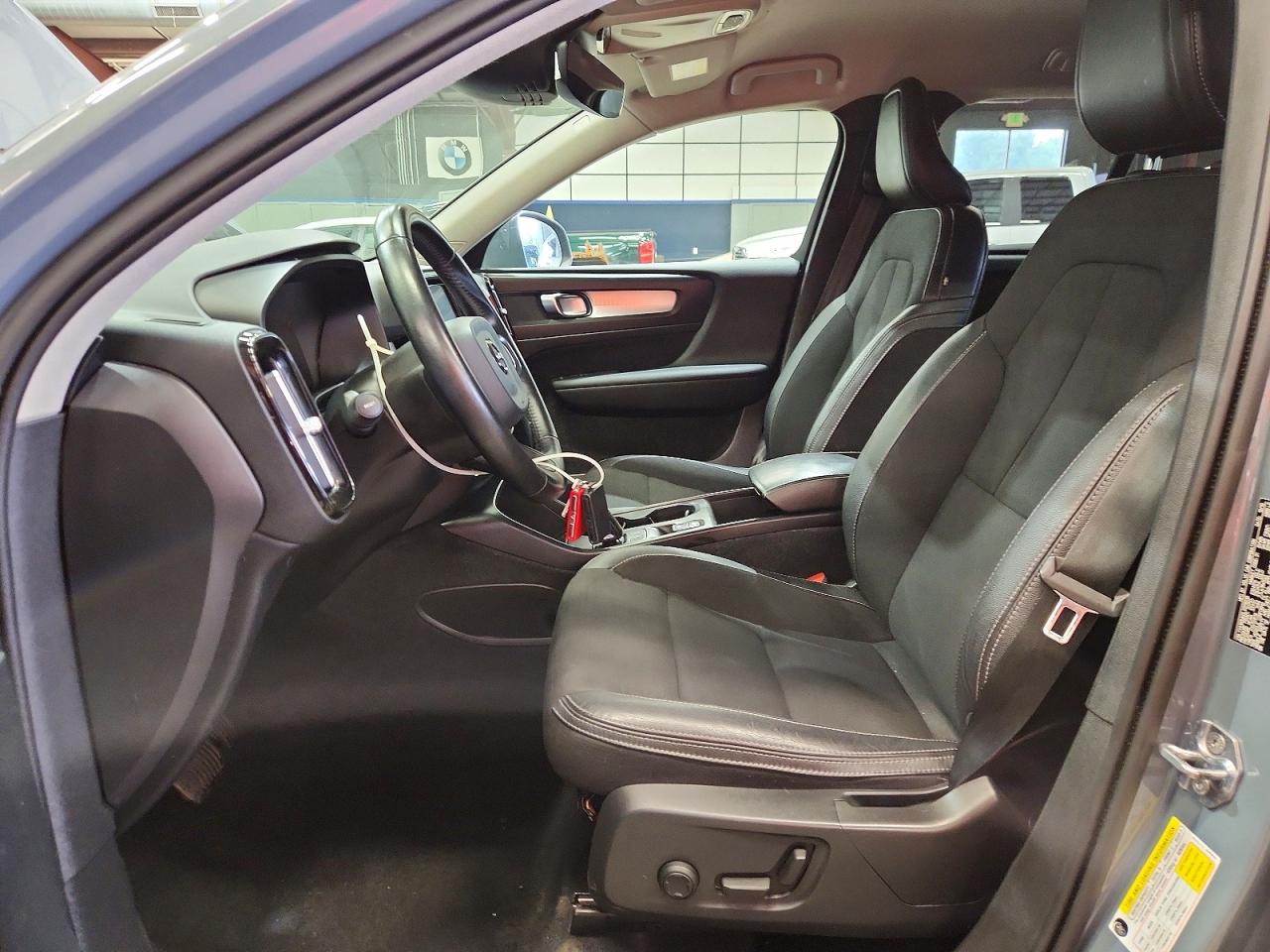 2020 VOLVO XC40