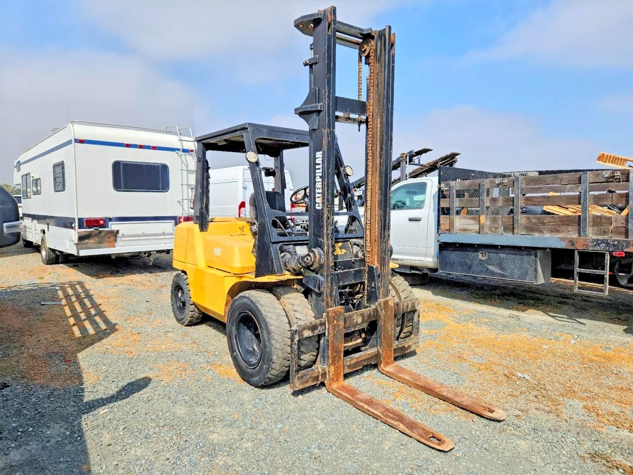 2000 CATERPILLAR FORKLIFT