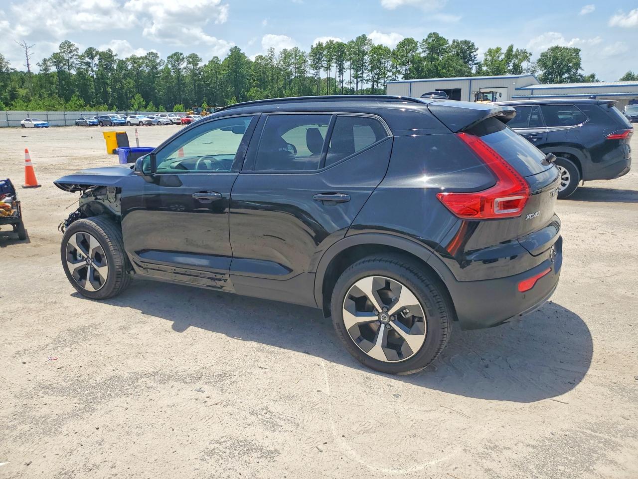 2026 VOLVO XC40