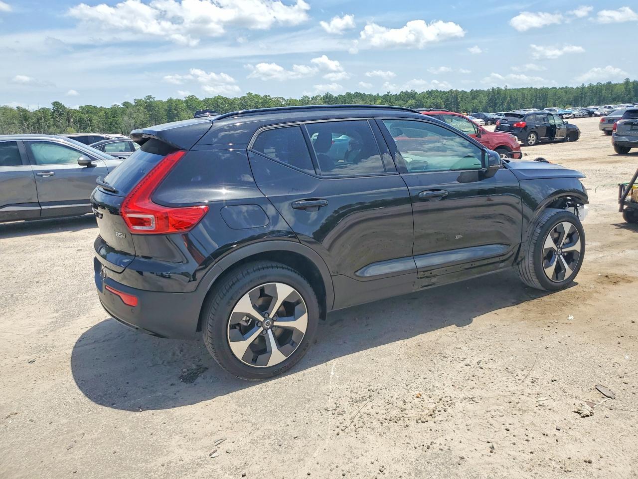 2026 VOLVO XC40