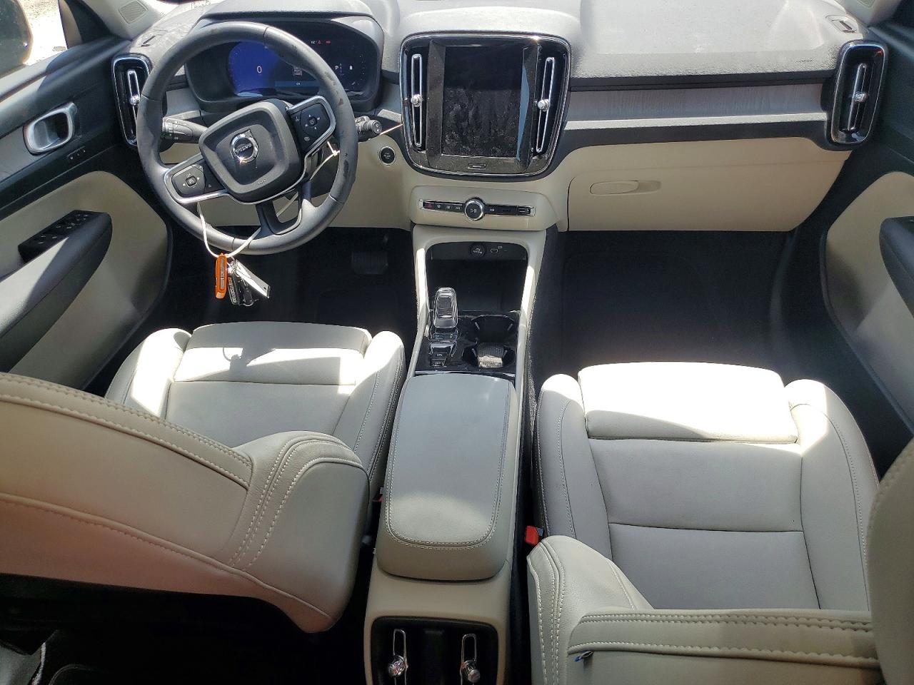 2026 VOLVO XC40