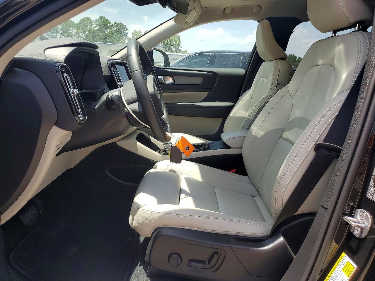 2026 VOLVO XC40