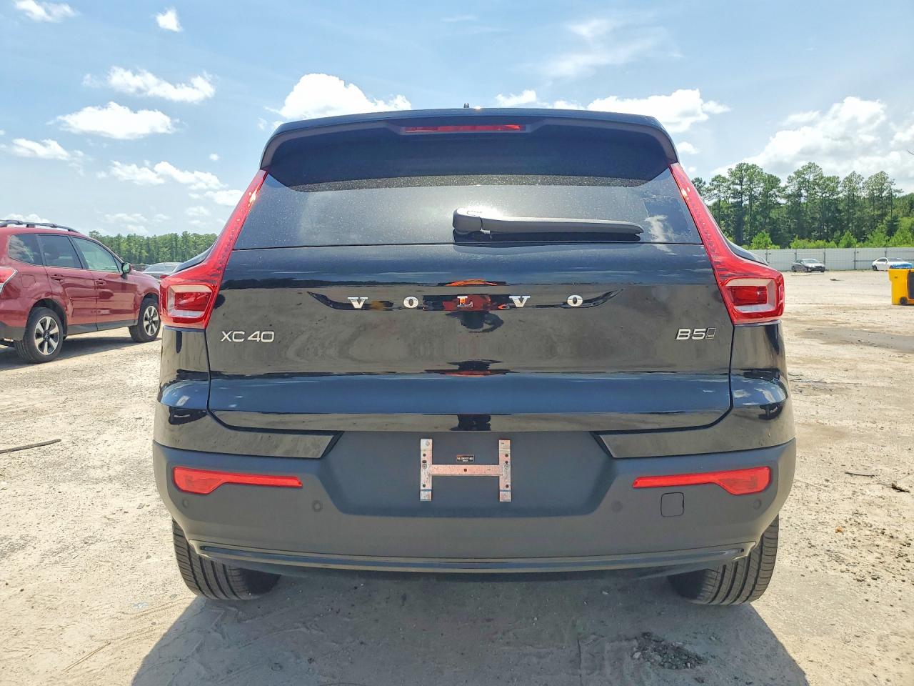 2026 VOLVO XC40