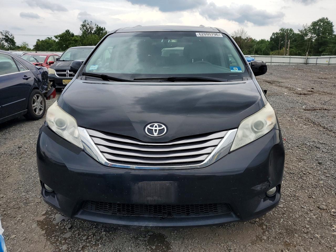 2017 TOYOTA SIENNA