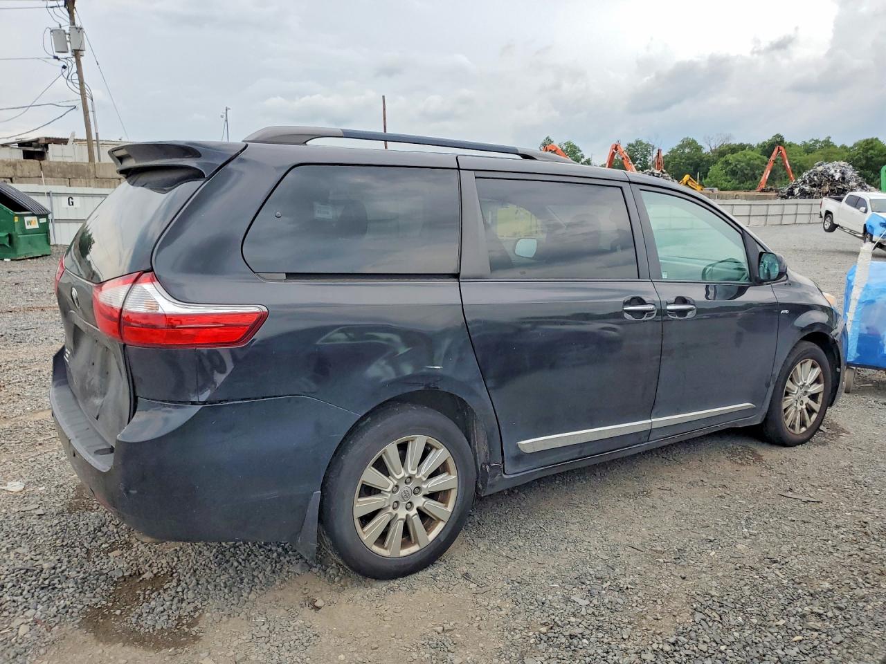 2017 TOYOTA SIENNA
