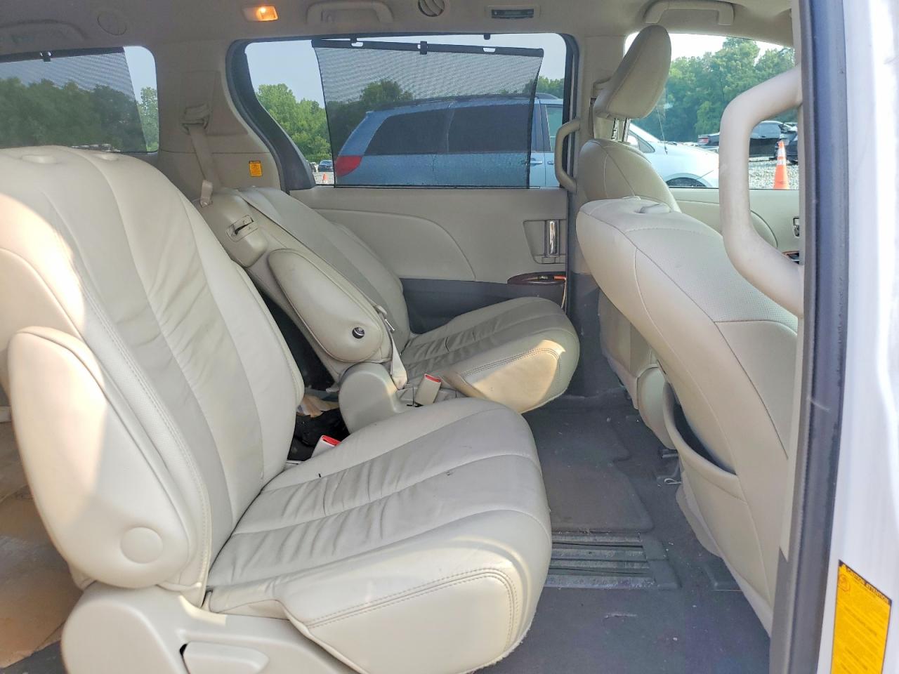 2011 TOYOTA SIENNA