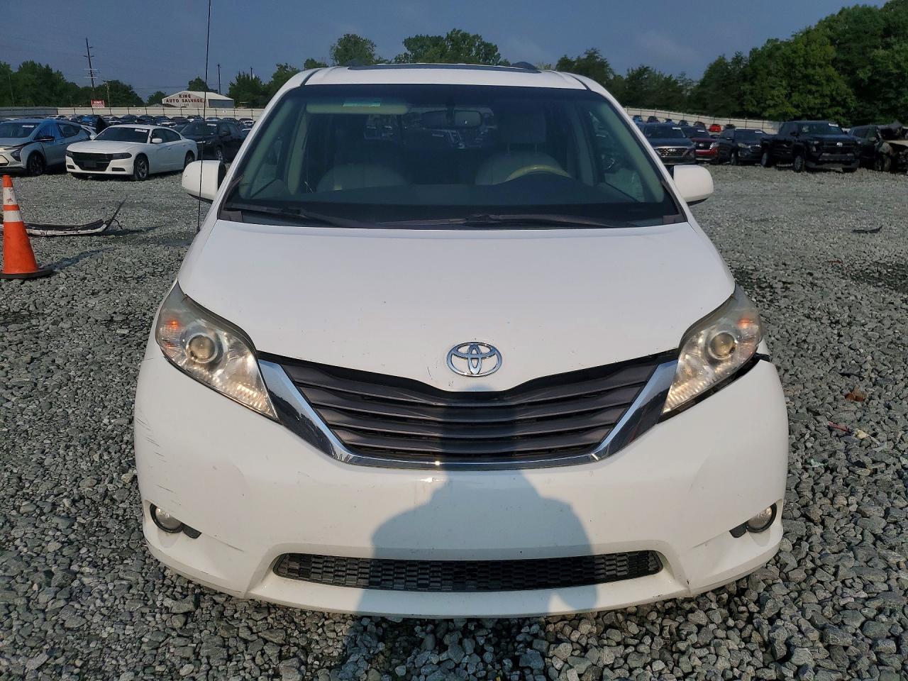 2011 TOYOTA SIENNA