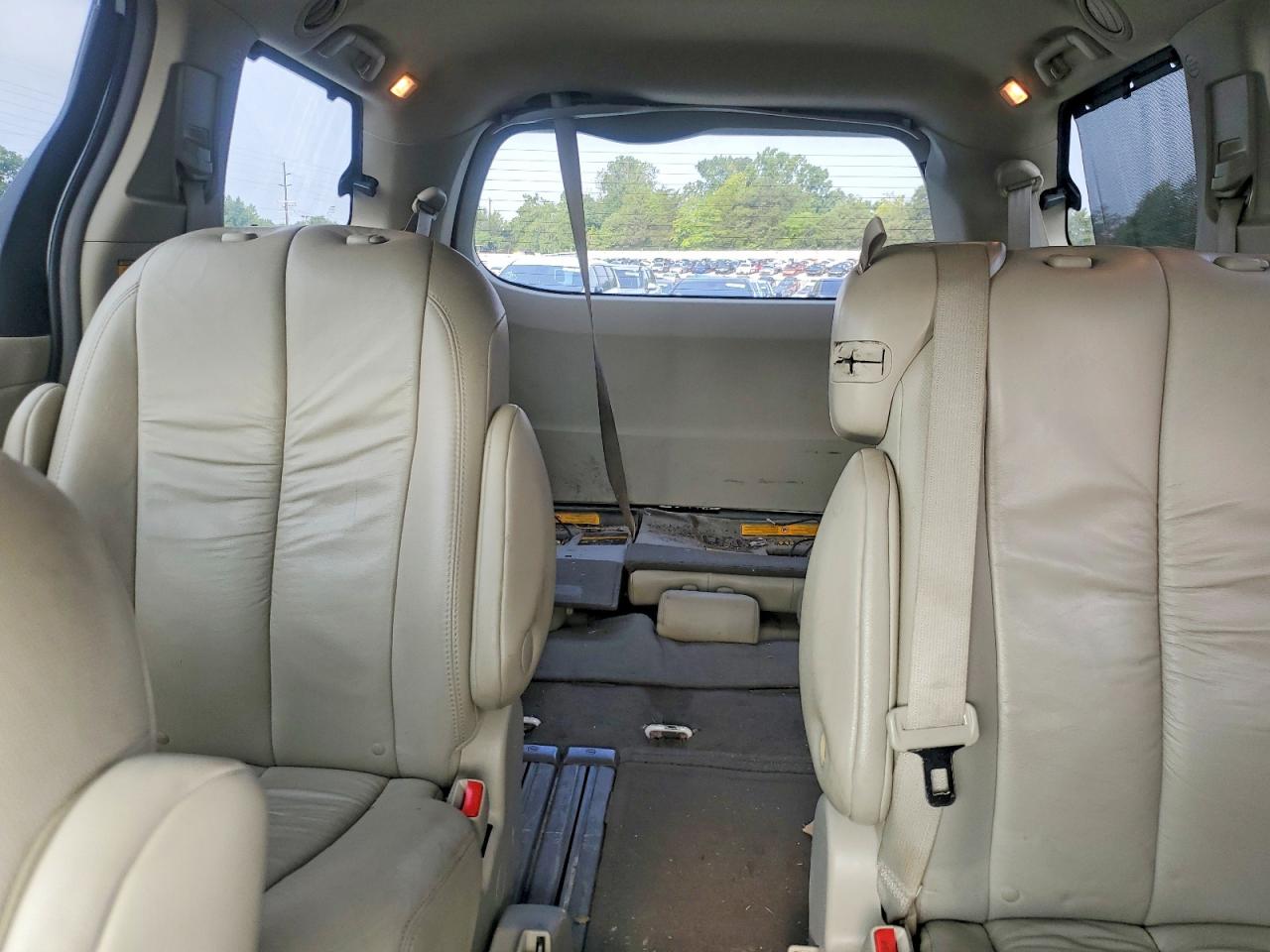 2011 TOYOTA SIENNA