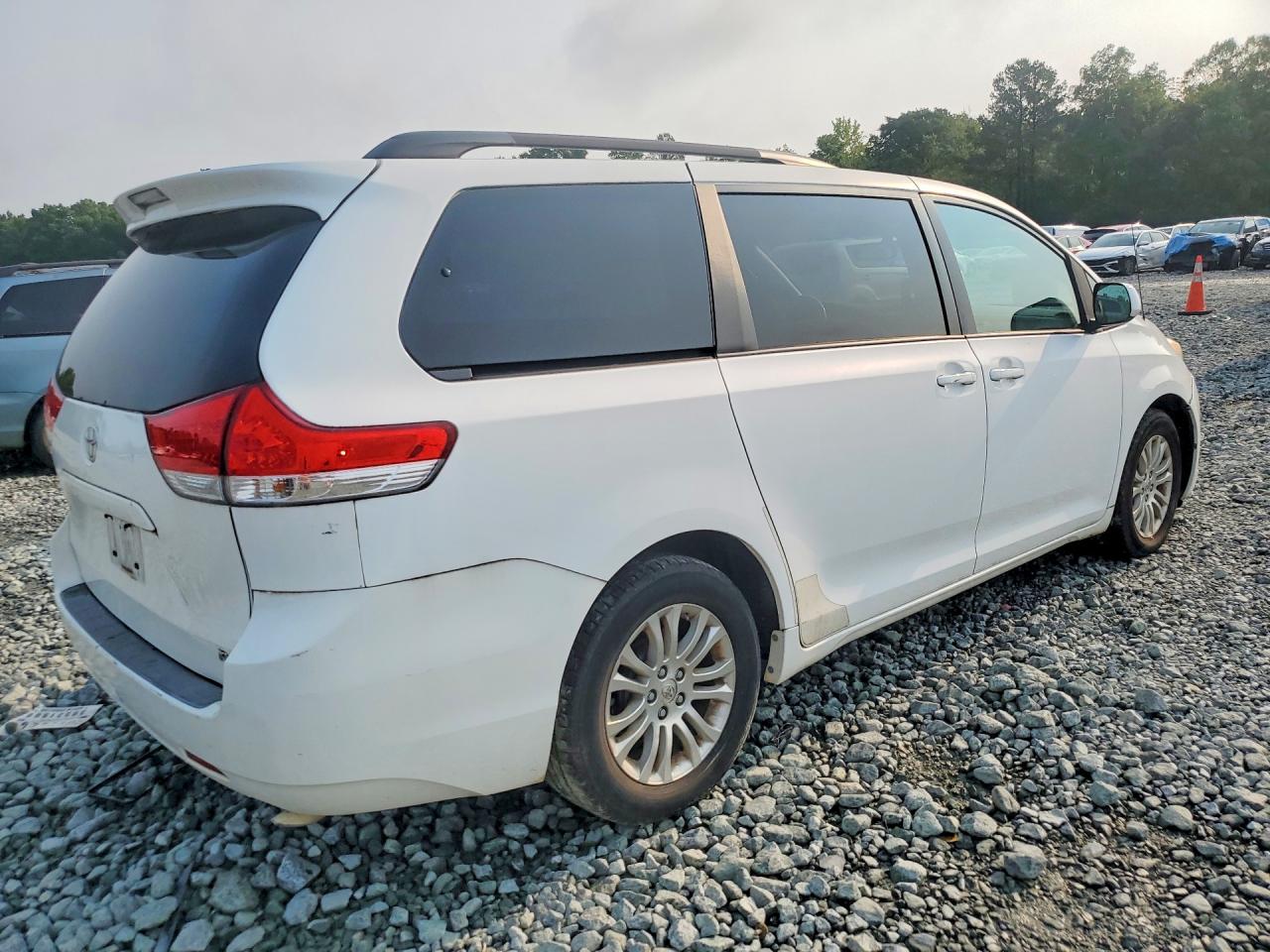 2011 TOYOTA SIENNA