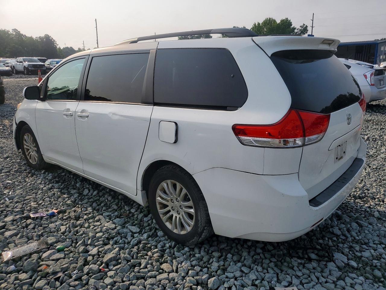 2011 TOYOTA SIENNA