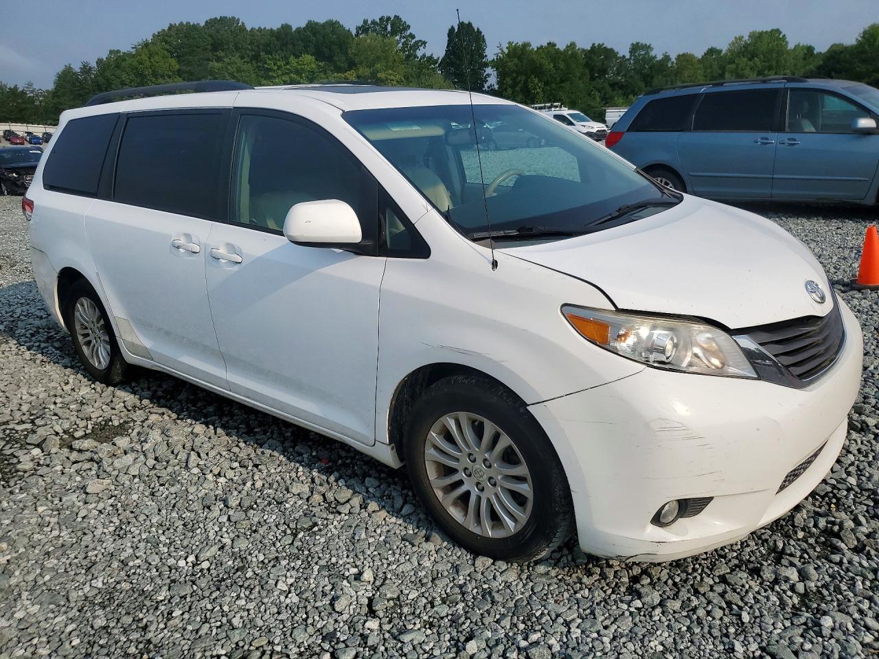 2011 TOYOTA SIENNA