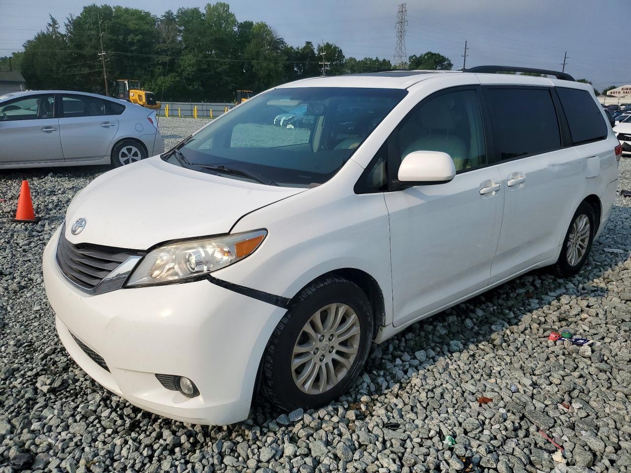 2011 TOYOTA SIENNA