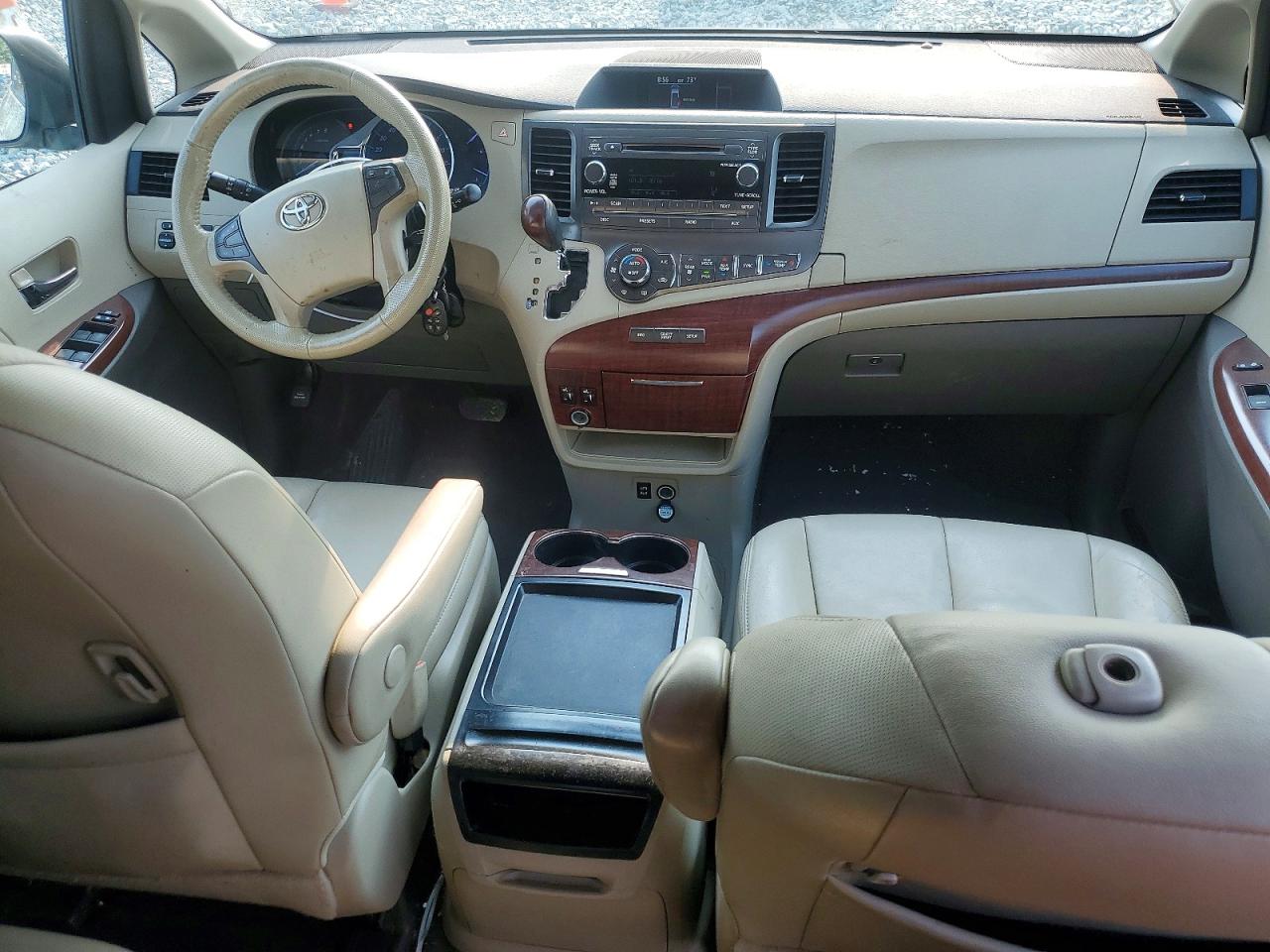 2011 TOYOTA SIENNA