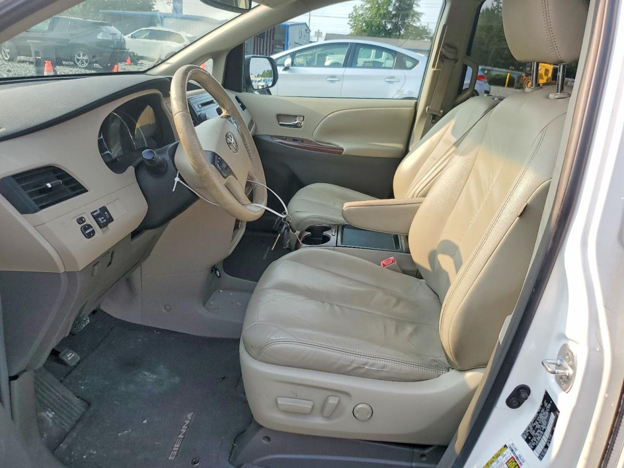 2011 TOYOTA SIENNA