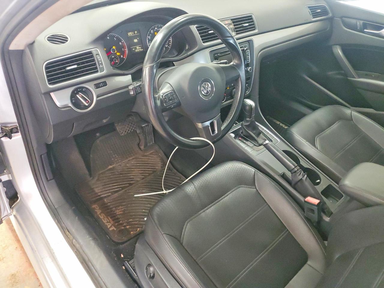 2015 VOLKSWAGEN PASSAT