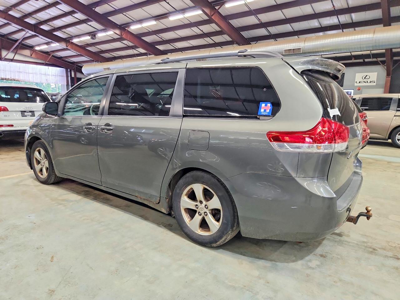 2011 TOYOTA SIENNA