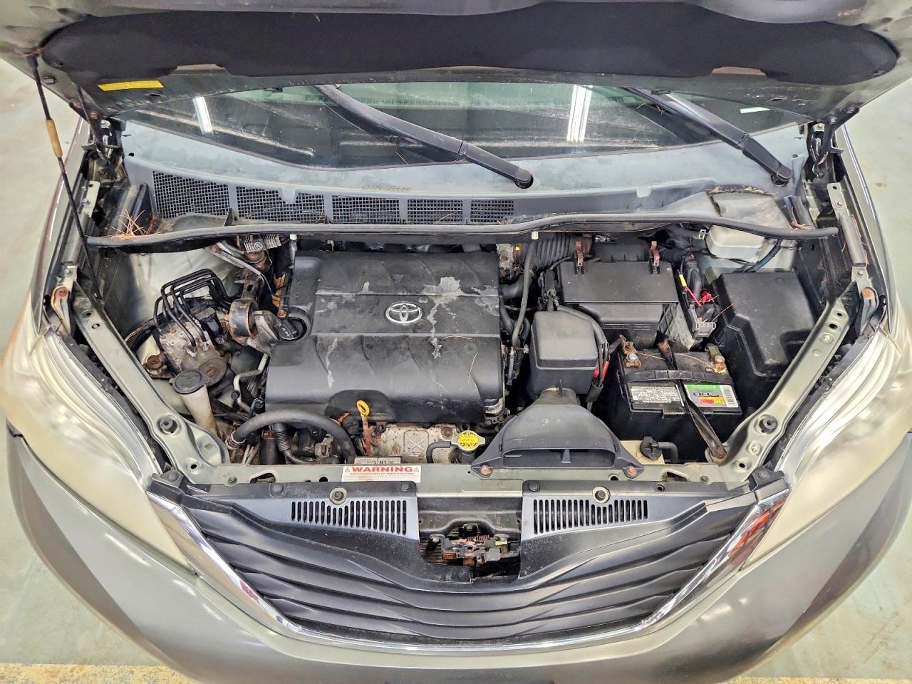 2011 TOYOTA SIENNA