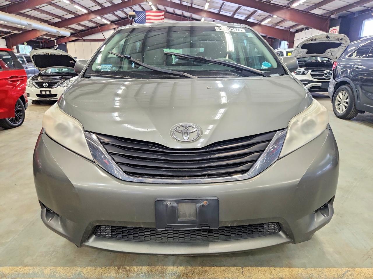 2011 TOYOTA SIENNA